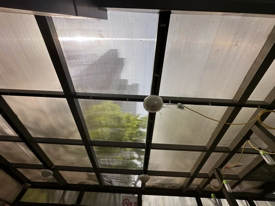 캐노피 데크 보수 시공을 마친 현장