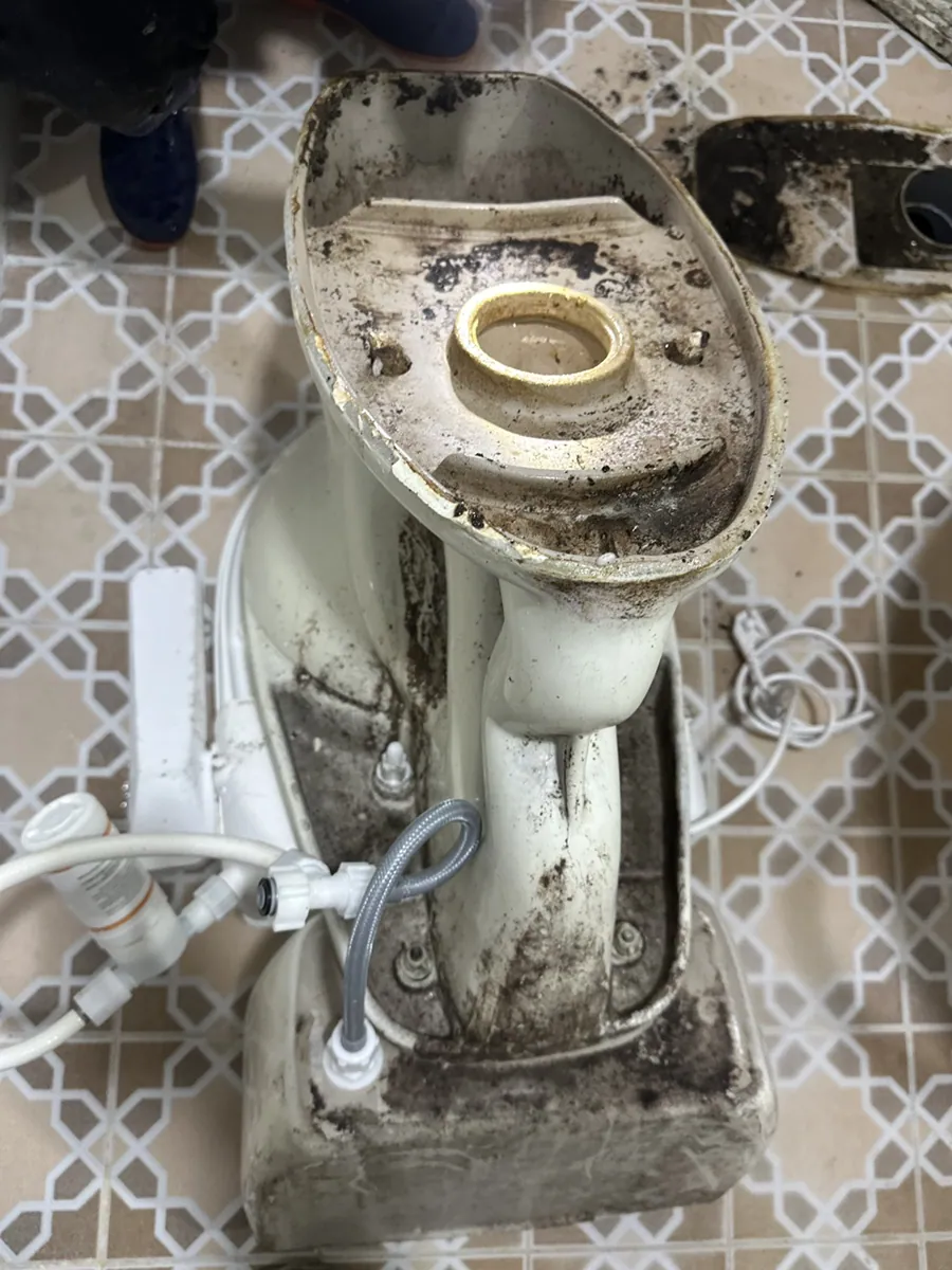 변기 교체 작업 과정 사진